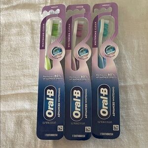 Oral-B Advanced Whitening Toothbrush Set